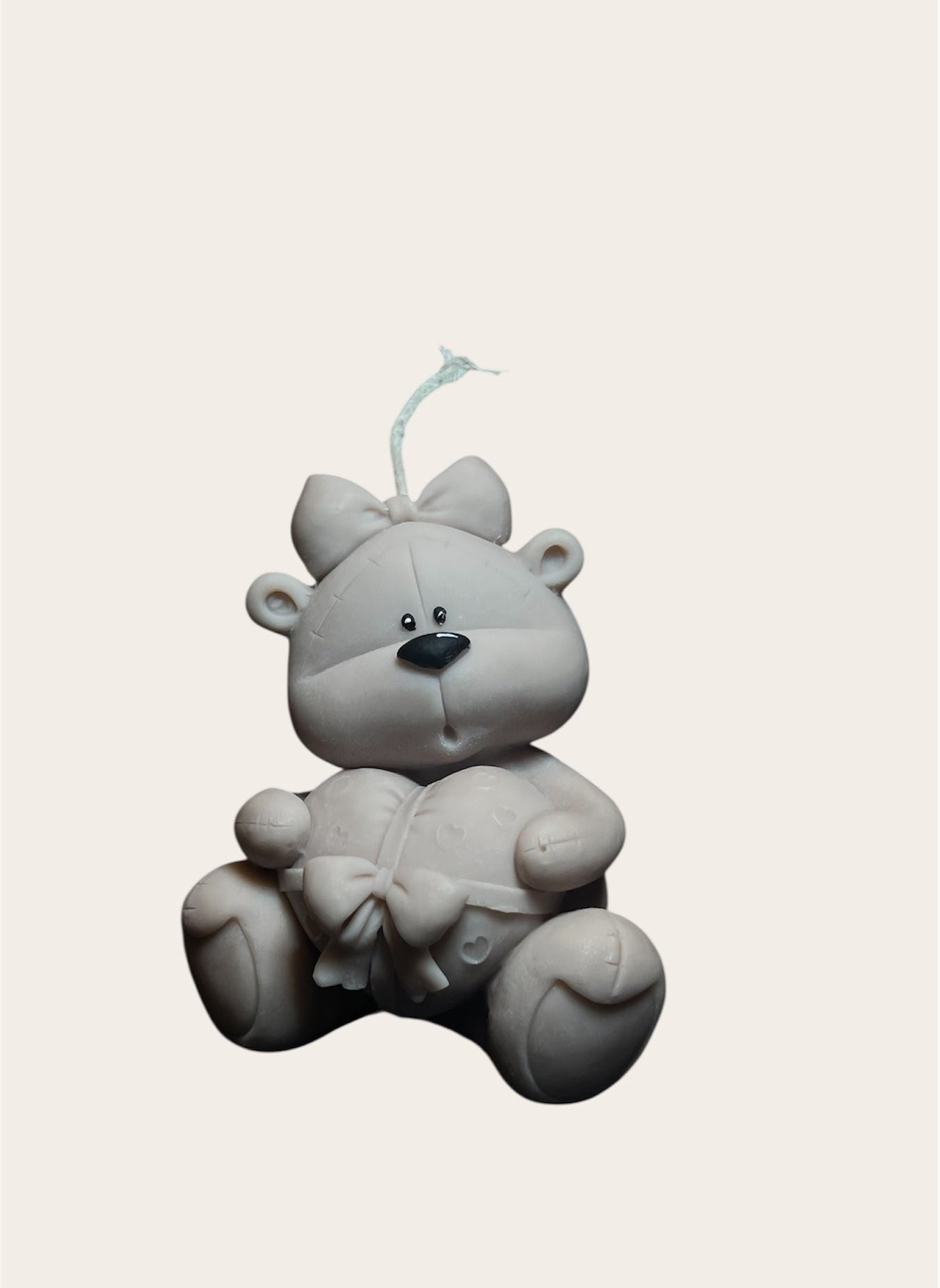 Sitting heart bear